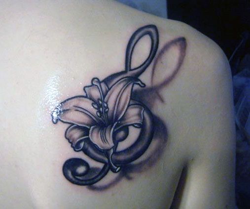 tatuaże damskie lilia na łopatce