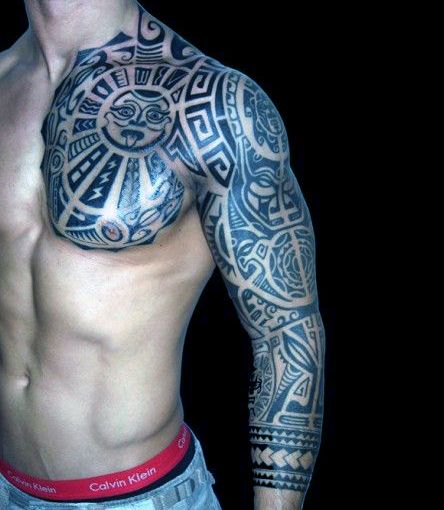 męski tatuaż na ramie i pierś
