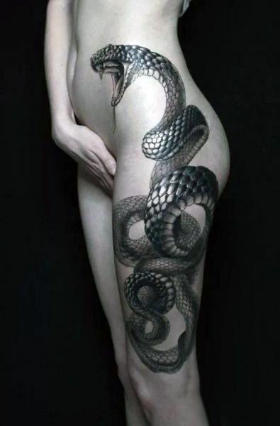 tatuaże damskie kobra na biodrze