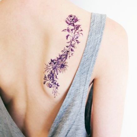 tatuaże damskie kwiaty na łopatce