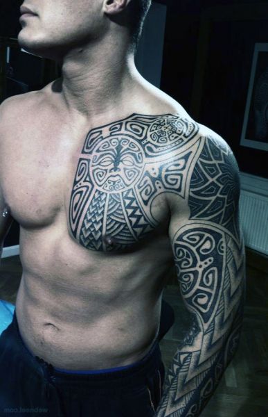 męskie tatuaże na ramie i pierś