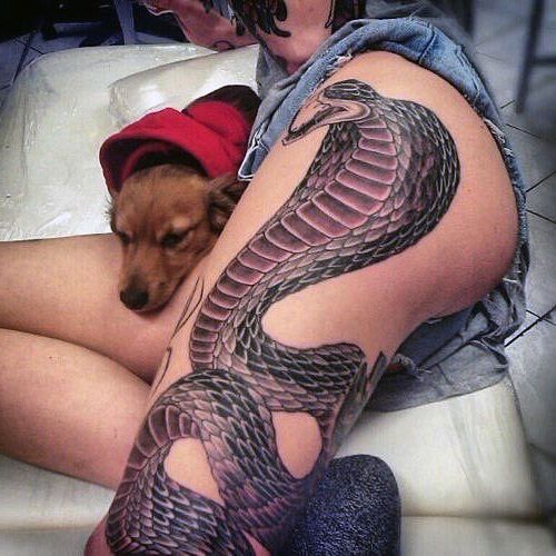 tatuaże węże kobra na udzie 