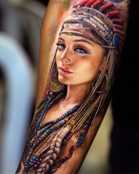 tatuaż indianki na ramieęce 