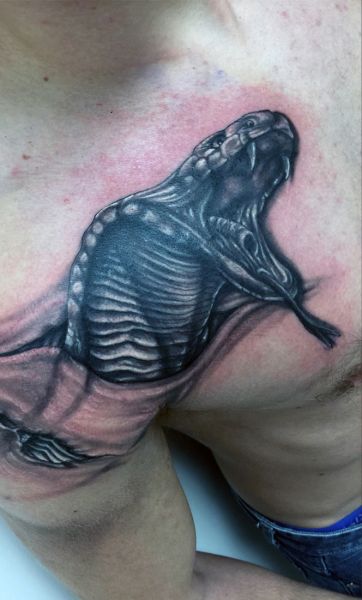 tatuaże męskie kobra 3d na ramieniu 
